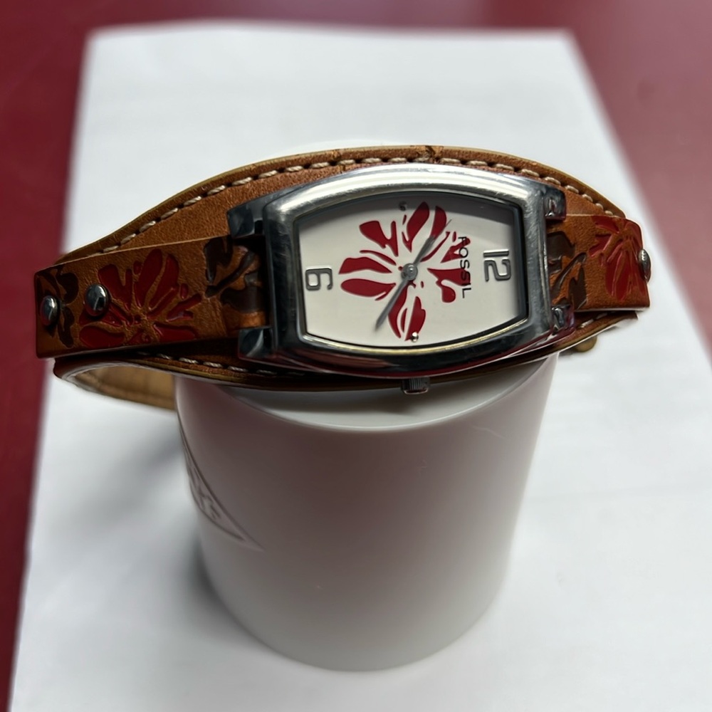 Fossil leather watch .  Great shape!  Needs a battery.